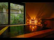 【囲炉裏の間】には、檜の浴槽が備えられております。源泉かけ流し100％の温泉をお楽しみください。