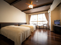 【SAKURAの間】烏帽子山の景色をもっともよくご覧いただけるお部屋です。
