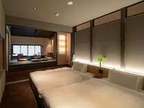 間接照明で柔らかな光に包まれた寝室。間仕切りの障子をしまうと開放的な空間が広がります。