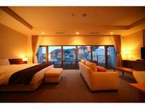【ジュニアスイート_ダブル　44平米】窓が大きく正面に函館山を望みます。絶大な人気を誇るお部屋です。