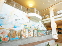 入口を抜けると、まず最初に、舞鶴の観光地が描かれた壁画か広がります。