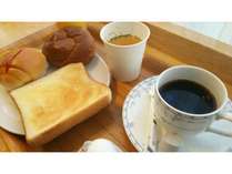 朝食無料サービス☆数種類のパンからお選び頂けます。