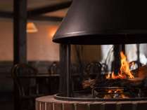 暖炉の炎に癒される温かみのある雰囲気のレストラン