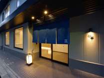 藍染の暖簾が京都の街並みとアットホームな宿を結びます