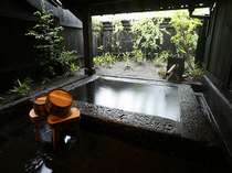 客室露天風呂：切り石の湯船で良泉を堪能　お風呂の一例です。