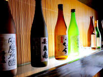 ご夕食時に日本酒（4合瓶）・焼酎（720ml）・ワイン（750ml）のいずれかを1本プレゼントいたします。