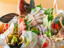 【地魚の刺盛り】地元勝山港で獲れた新鮮な地魚を刺盛りでご用意いたします。