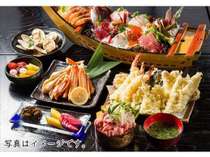 屋形船で、特上刺身船盛り、ズワイガニ盛り、揚げ立て天ぷらなど、旬のお料理をご堪能ください