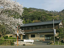 当館全景　よしおかやは自然がいっぱいな場所に位置する民宿です。