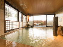 【男性】内風呂からの露天の眺め　柵の向こうには松山城が♪