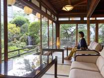 癒空間「菊乃間」からは白菊の滝の音を聴きながら、百年庭園が鑑賞頂けます。