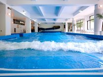 ■別棟ルスツリゾートホテル＆コンベンション内、宿泊者無料の室内造波プールを完備