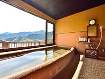 ・＜貸切風呂　山桜＞洗い出しの大きな湯舟と湖の絶景を楽しむお風呂