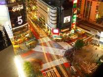 渋谷スクランブル交差点を見下ろす