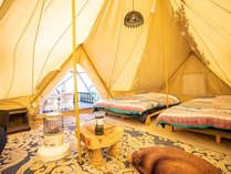 テント内にはダブルベッド2台をセット、寝具を持ち込めば6名まで宿泊可能。