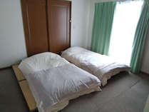 Room-A)　最大４名様まで畳ベッドの上に、シングル３枚、ダブル２枚まで敷くことができます。