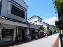 建物（本館）は仲屋町（すわいちょう）通りに面し、入口の左右には可愛いお店が入居しています。