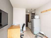 全室ミニキッチン・冷蔵庫・電子レンジも完備し、まるでご自宅にいるかのような快適な空間です。