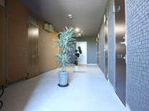 *【館内一例】廊下が広く、完全個室でプライバシーに配慮した造り
