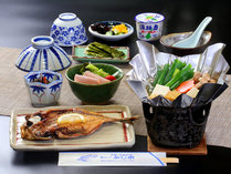 【朝食】体が喜ぶ地元の食材を使用した和朝食をご用意。湯豆腐は寒い季節に、暑い季節は冷奴を♪