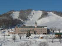 うしろは、かもい岳スキー場。かもい高原は最高の雪質で、スキーシーズンが早い。