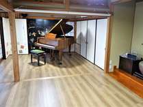 【和スタジオ】外縁でつながるレンタルルーム18畳。ピアノを入れた合奏練習、テーブルでの会議もできます。