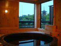 猿沢池・五重塔を眺望できる4F展望風呂♪幻想的に猿沢池・五重塔がライトアップ(18:00～22:00)されます。