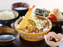 ■夕食一例■揚げたて“サクサク”の天ぷら定食はボリューム満点