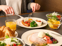 ご朝食は3種の選べるメインと新鮮なサラダなどのハーフビュッフェでご用意いたしております。