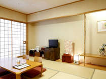 【和室10一例】10畳和室+広縁のゆったりとしたお部屋。畳に足を伸ばしてのんびりお寛ぎいただけます。