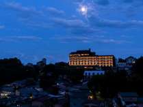 【外観/夜】温泉街から離れた高台にLaVista（眺望）の名に相応しいホテルが開業。