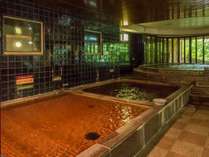 タイル張りのレトロな雰囲気とバリエーション豊富な山中温泉「源泉100%」の湯を愉しみください。