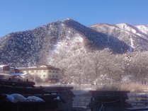 源泉からスパビレッジカマヤと雪の山々 写真