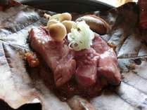 信州プレミアム牛の朴葉焼き。サシの入ったお肉は絶品です。