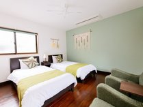 緑で落ち着いた雰囲気のベッドルーム