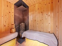 総檜のサウナ室。オリジナルブレンドの精油アロマでお好きなだけロウリュを。身体の温まり方が違います。