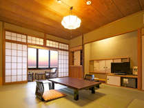 タイミングが合うと夕焼けを楽しめます♪もちろん琵琶湖が望めます。10畳和室一例。
