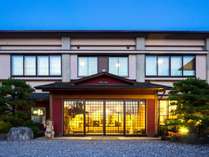【外観】琵琶湖岸へは徒歩1分。全てのお部屋から琵琶湖が一望できるお宿です。