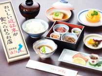【朝食一例】朝食は、焼き魚や湯豆腐、滋賀の郷土食の小鉢等、身体に優しい和朝食をご用意。