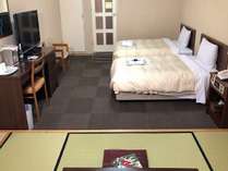 和洋室タイプの客室セミダブルベッドが２台と6畳のたたみスペースのお部屋