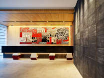 朱色を基調とした華やかな空間を表現。「歌舞伎座の風景」を西陣織で表したアートです