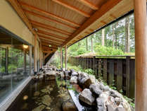 *【露天風呂（男湯）】源泉は元箱根温泉の美肌の湯。森と一体感を感じる露天風呂は朝風呂が特にお薦め。
