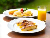 【朝食】人気の「瀬良垣フレンチトースト」や「2種のエッグベネディクト」のほか卵料理を、ご提供します。