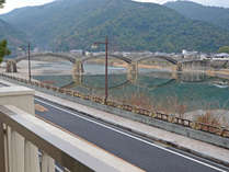 川沿いの客室からは四季折々の錦帯橋が眺める事ができます。