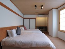 Volcano　Room/ボルケーノルーム：畳のお部屋にセミダブルのベット。落ち着いた雰囲気で快適な夜を...。
