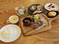 Dinner/肉料理：メインに福島県産麓山高原豚のソテーと柔らかビーフシチューをご用意。