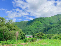 丘の上から覗く芦ノ牧の山々。会津の心地よい風を感じる旅をしてみませんか？