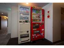 アルコール・ソフトドリンクの自動販売機を備えております。