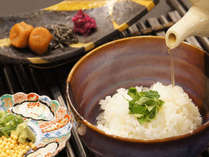 こだわりの朝食は和食屋で食べるあの味＜本格だし茶漬け＞をお召し上がりいただきます。