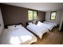 2階寝室　ダブルベッドが1台　シングルベッドが3台ございます。